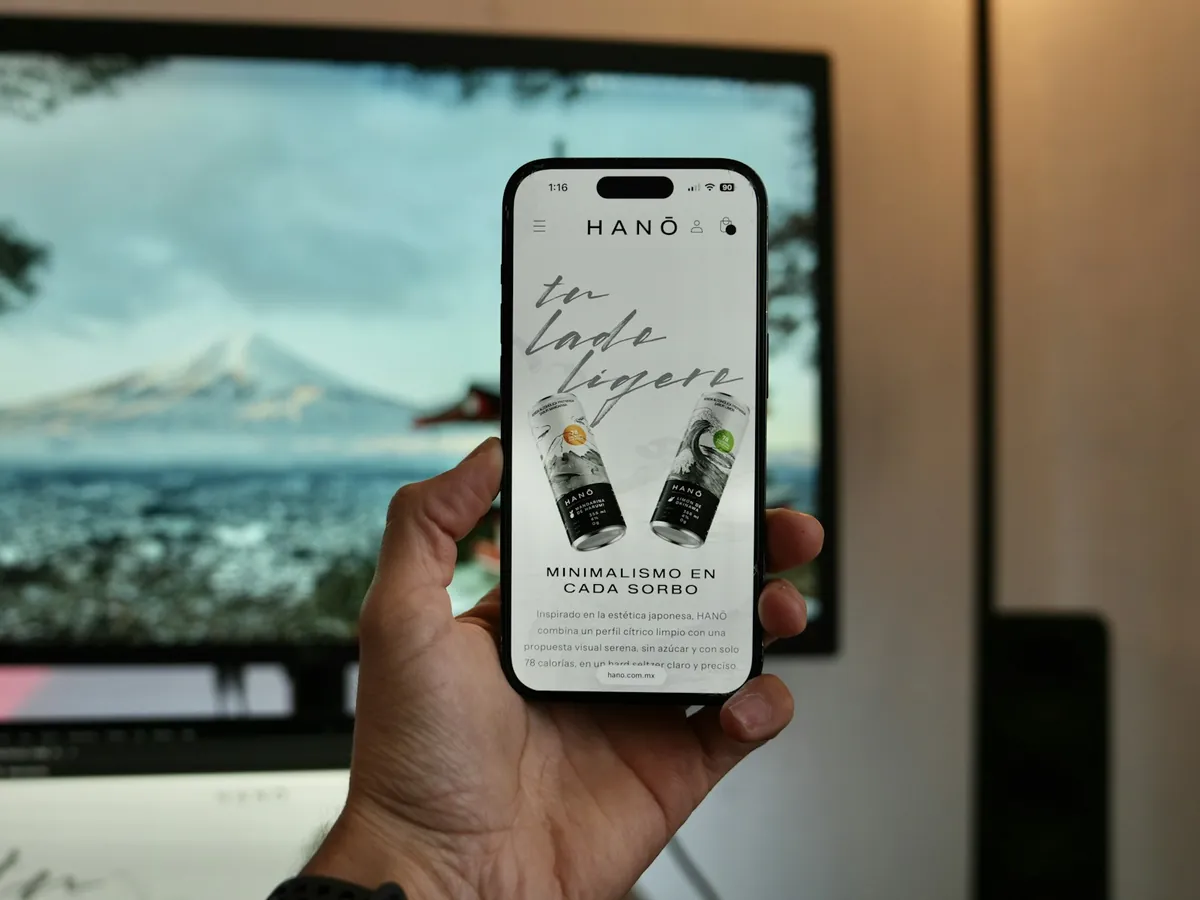 Mano sosteniendo un celular que muestra la página web de una marca